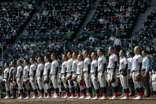 24일 효고현 한신 고시엔 구장에서 열린 일본 선발고교야구대회 첫 시합 32강전에서 교토국제고가 시바타고를 이긴 뒤 한국어 교가를 듣고 있다. [사진제공=연합뉴스]